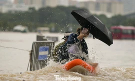 Mưa trắng trời, đường thành sông, người Hà Nội mang thuyền ra phố