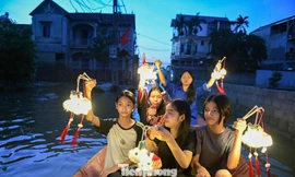 Đoàn viên chèo thuyền mang Trung thu ấm áp đến với em nhỏ vùng lũ