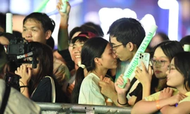Khoảnh khắc bùng nổ với màn ‘kiss cam’ tại đêm nhạc Ngày Thẻ Việt Nam 2025