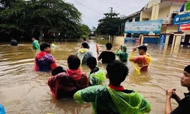 Sinh viên trường ĐH Kỹ thuật Công nghiệp xung kích chung tay khắc phục hậu quả mưa lũ