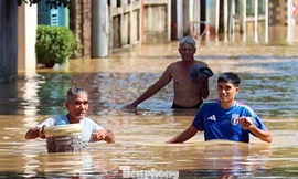 Huy động hàng trăm người cứu hộ dân vùng lũ Trung Giã