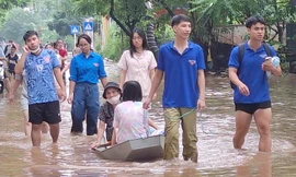 Thanh niên Hà Nội hỗ trợ dân di dời, dọn vệ sinh, gia cố đê sau bão số 10