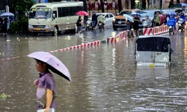 Hà Nội ngập bì bõm, ôtô nằm phơi mưa giữa đường