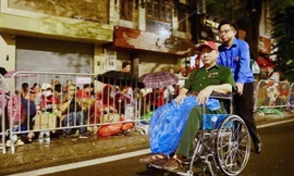 Những hành động nhỏ thắp sáng Đại lễ A80 của sinh viên tình nguyện