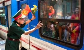 Hàng nghìn người dân tiễn cán bộ, chiến sĩ hoàn thành nhiệm vụ A80 tại ga Hà Nội