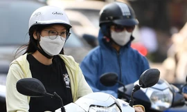 Bụi mù bao phủ Thủ đô: Người Hà Nội vật lộn đối phó với cảnh ‘mắt cay, thở khó’