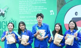 Sinh viên, tình nguyện viên đồng hành cùng AI hỗ trợ khám sức khỏe miễn phí tại Hà Nội