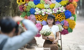 Du khách xúng xính xuống phố Hà Nội dạo chơi ngày mưa rét 