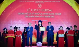 Hà Nội tuyên dương 95 thủ khoa xuất sắc năm 2025