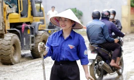 Sinh viên Huế chung tay khắc phục hậu quả mưa lũ, lan tỏa tinh thần vì cộng đồng