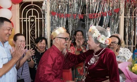 Cụ ông 93 tuổi ở TPHCM lái xe 'rước vợ về dinh', nhắn nhủ điều xúc động