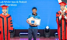 Người cha nhận bằng thay con gái thủ khoa tại Lễ tốt nghiệp Đại học Phenikaa