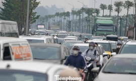 Di chuyển chật vật trên con đường mới mở ở cửa ngõ Thủ đô 