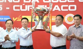 Cận cảnh chiếc Cúp siêu đặc biệt của Siêu Cúp Bóng đá Quốc gia 2024/25