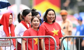 Bạn trẻ nô nức kéo nhau lên Quảng trường Ba Đình chờ sơ duyệt diễu binh, diễu hành