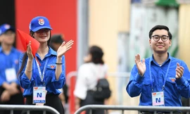 Tình nguyện viên hỗ trợ người dân chờ xem diễu hành, diễu binh