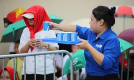 Tình nguyện viên tiếp sức người dân xem sơ duyệt diễu binh, diễu hành