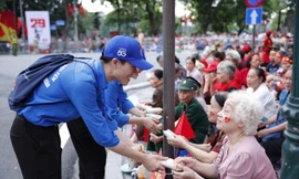 Áo xanh tình nguyện kể chuyện tiếp sức dòng người xem sơ duyệt diễu binh