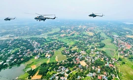 Từ trực thăng quân sự: Hà Nội hiện ra thanh bình và kiêu hãnh