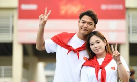 Cặp đôi khoe sắc đỏ áo dài, cờ Tổ quốc trước ‘Tổ quốc trong tim’