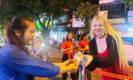 Tình nguyện viên xuyên đêm giữ sạch mọi ngả đường quanh Quảng trường Ba Đình trước lễ Tổng duyệt A80