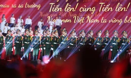 Hơn 50.000 người ở Mỹ Đình hòa chung nhịp 'Tiến quân ca'