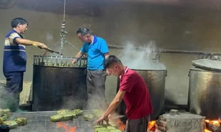 Làng bánh chưng Đất Tổ đỏ lửa từ sáng đến đêm