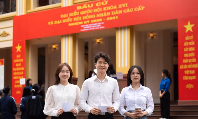 Sinh viên Thủ đô nô nức đi bầu cử từ sáng sớm: Tự hào cầm lá phiếu trọn niềm tin