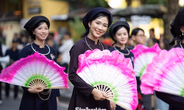 Dàn trai xinh gái đẹp Thủ đô diện cổ phục Việt xuống phố