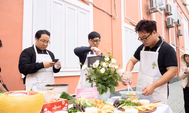 Giảng viên Trường Đại học Thủy lợi xắn tay vào bếp trổ tài nấu nướng, gửi trọn yêu thương tới phái đẹp dịp 8/3