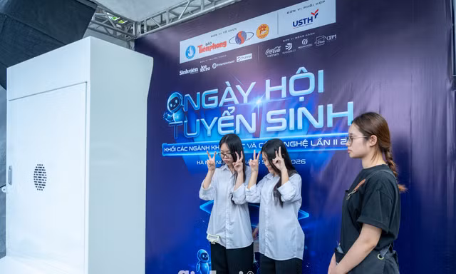 Bạn trẻ hào hứng check in photobooth miễn phí tại Ngày hội tuyển sinh khối các ngành Khoa học và Công nghệ lần thứ 2