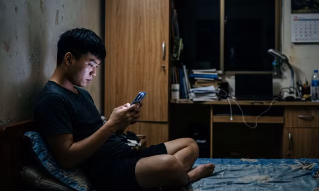 Nhiều bạn trẻ không dám về nhà, ngại nghe điện thoại từ bố mẹ vì áp lực mang tiếng 'ăn bám'