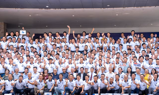 Hơn 700 cựu sinh viên khóa 41 Trường Đại học Xây dựng Hà Nội cùng hội ngộ sau 30 năm