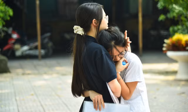 Sĩ tử Hà Nội bật khóc nức nở sau môn Toán kỳ thi lớp 10