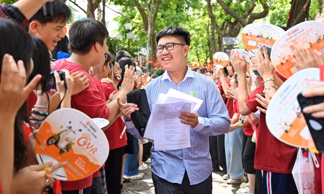 Sĩ tử Hà Nội cười tươi sau môn Ngữ Văn: Đề 'dễ thở', bám sát thực tế