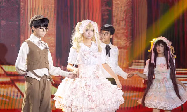Màn cosplay của học sinh chuyên Ngoại ngữ gây chú ý