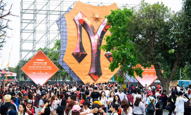 Biển người đổ về ‘ngôi nhà chung’ tại Hưng Yên, đội mưa chờ lễ tốt nghiệp của các anh tài