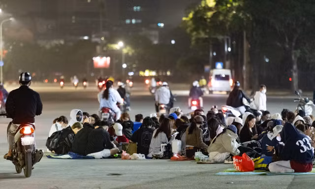 Hàng trăm bạn trẻ trắng đêm vạ vật ở Mỹ Đình: Thay nhau ngủ để giành vé 'đu rào' show Anh Trai Say Hi