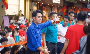 'Áo xanh' phân luồng, hỗ trợ bà con xem tổng hợp luyện 