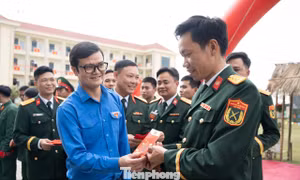 Bí thư thứ nhất T.Ư Đoàn thăm, động viên chiến sĩ thực hiện nhiệm vụ bảo đảm an ninh, an toàn dịp Tết