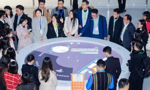 Đại biểu thanh niên Việt Nam tham quan văn phòng Alibaba của tỉ phú Jack Ma tại Chiết Giang