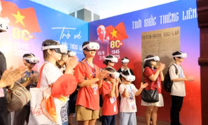 Giới trẻ xếp hàng cả ngày để được 'trở về thời khắc thiêng liêng'