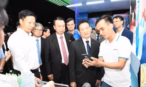 Phó Thủ tướng và các đại biểu tham quan nhiều gian hàng tại Ngày thẻ Việt Nam 