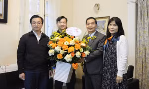 Bí thư Trung ương Đoàn thăm, chúc mừng nhà giáo, cơ sở giáo dục Đại học nhân ngày Nhà giáo Việt Nam 