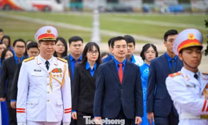 Đại biểu dự Đại hội Đoàn Mặt trận Tổ quốc, các đoàn thể Trung ương báo công dâng Bác