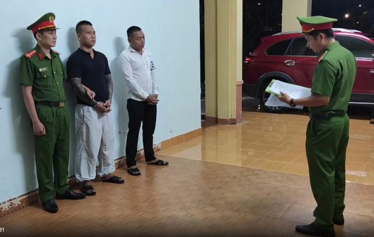 Công an tạm giữ hình sự hai đối tượng liên quan vụ nổ súng gây rối. Ảnh CA dung-sung-gay-roi.jpg