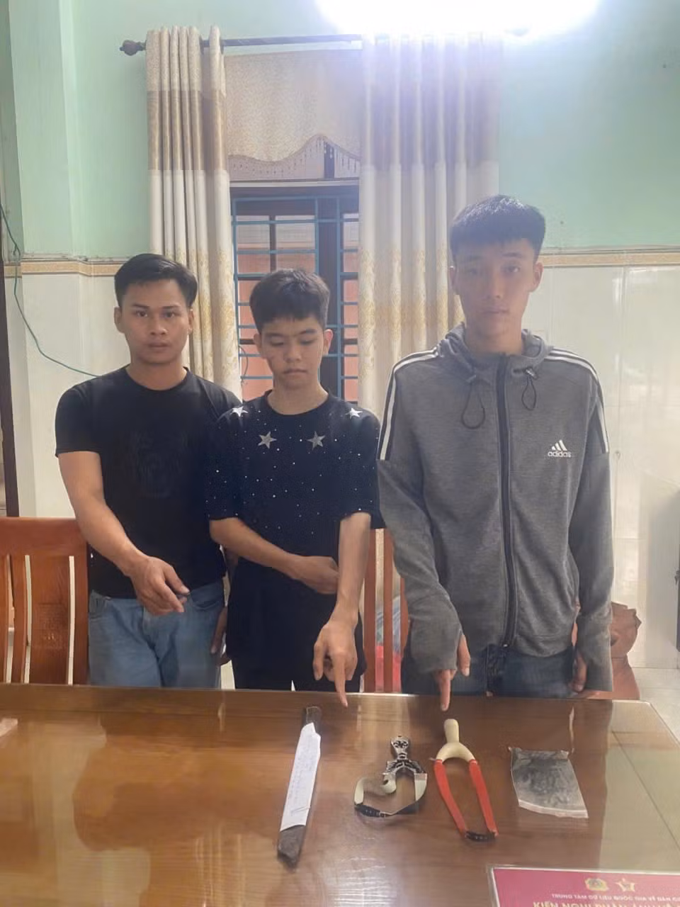 nhom-doi-tuong-ban-vo-kinh-o-to.jpg