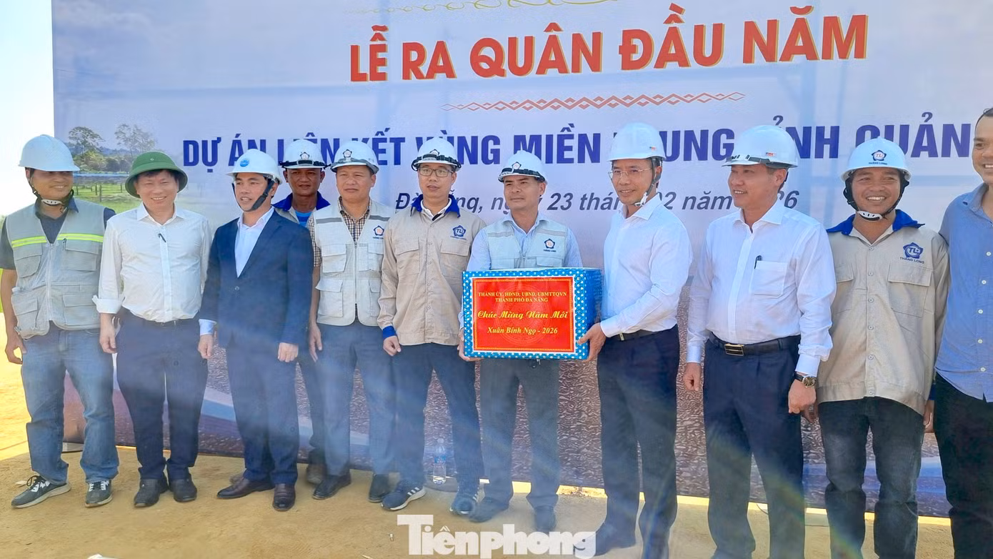 tp-chu-tich-dn-tang-qua-cong-nhan-ra-quan-dau-nam.jpg