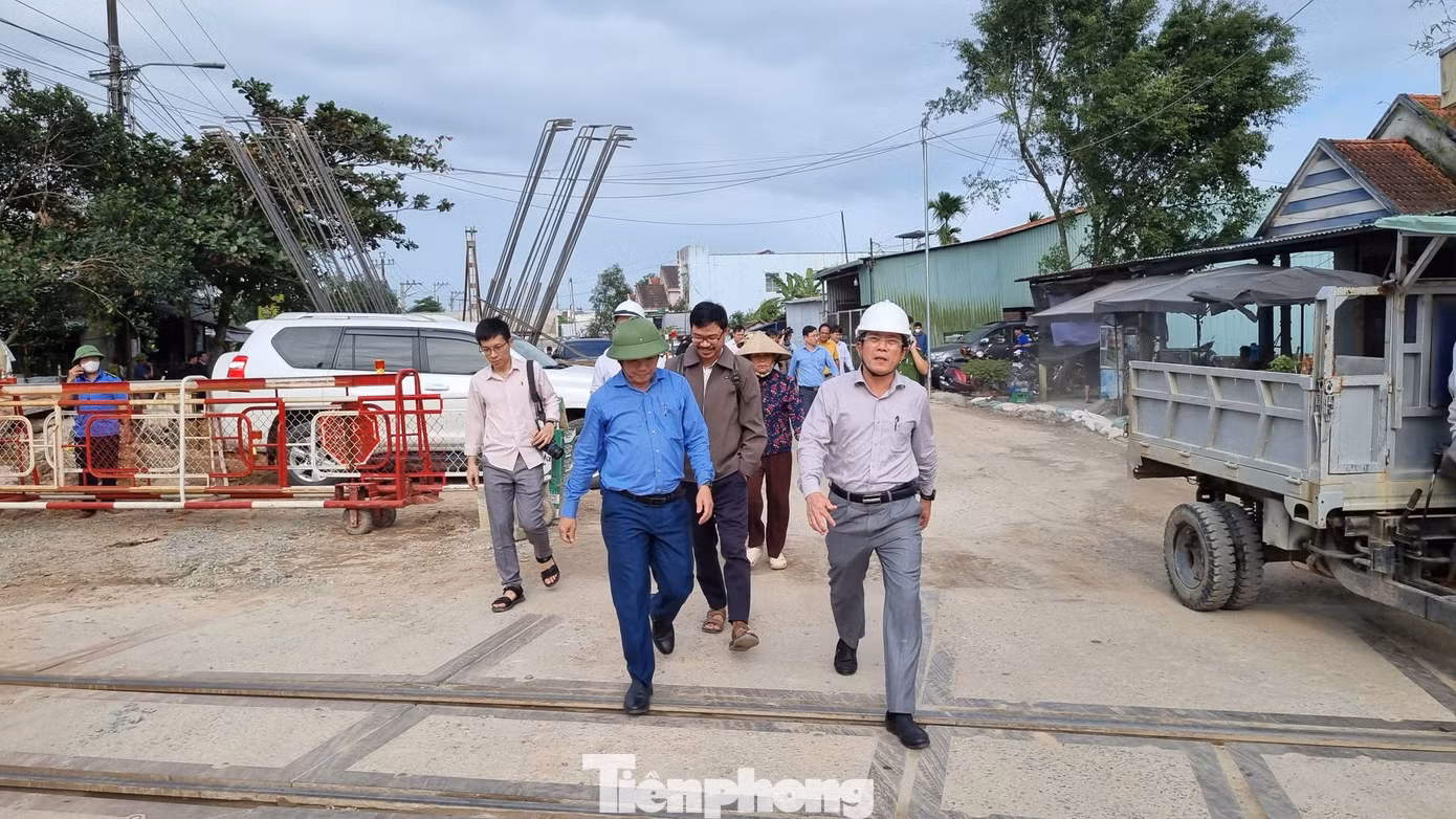 tp-lanh-dao-dn-kiem-tra-tien-do-du-an-ql-14e.jpg