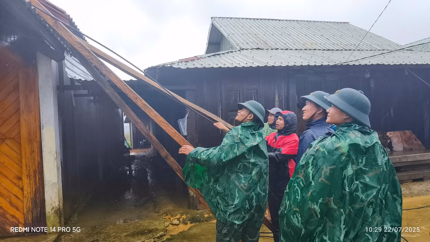 Lực lượng chức năng đội mưa hỗ trợ bà con bị thiệt hại do mưa lớn, gió giật tốc mái, hư hỏng nhà cửa.